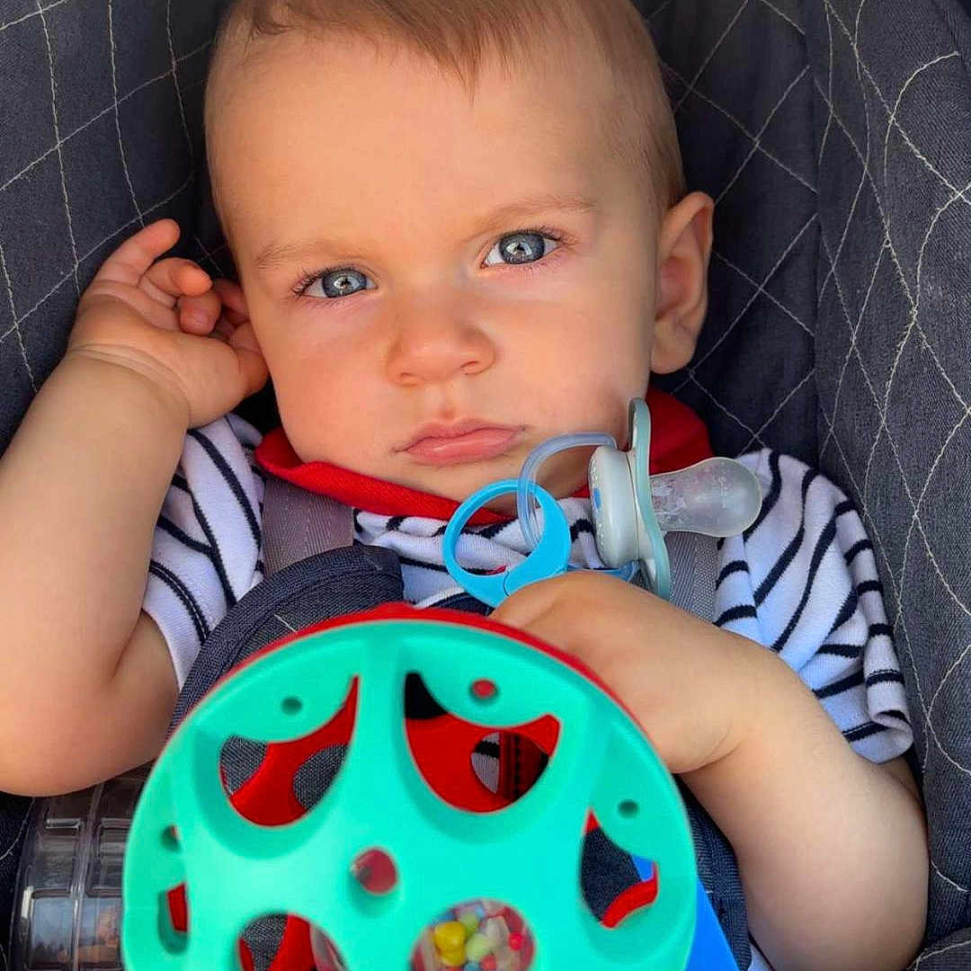 Théo participe au concours pour gagner de l'argent avec cette photo : baby, bed, car, clothing, couch, cushion, electronics, face, furniture, head, helmet, homedecor, person, photography, portrait, selfie, t_shirt, toy, transportation, vehicle