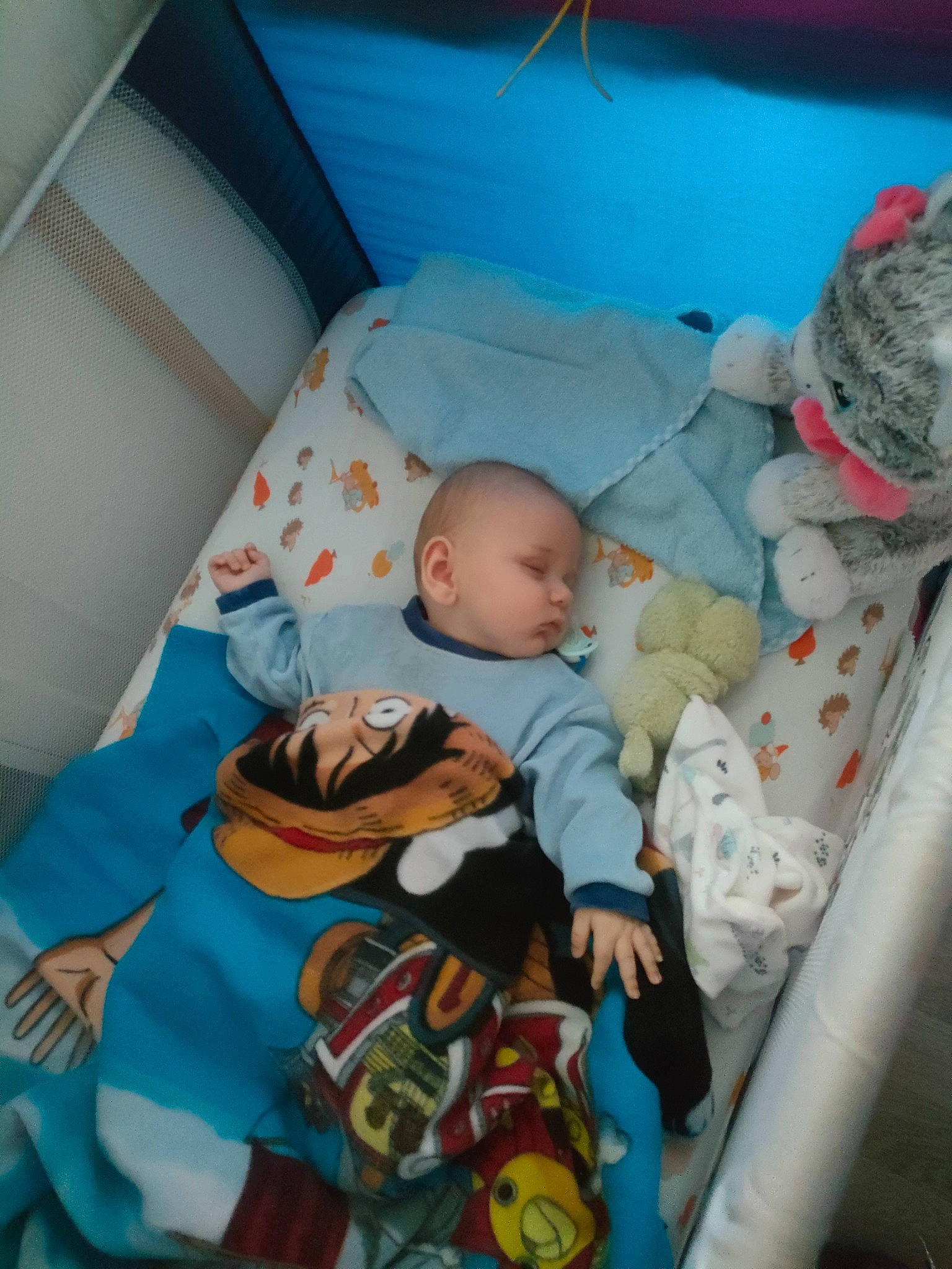 Théo participe au concours pour gagner de l'argent avec cette photo : baby, baby_products, baby_safety, baby_sleeping, baby_toddler_clothing, baby_toys, bed, bedding, bedtime, child, comfort, cradle, infant_bed, linens, nap, person, play, room, sitting, sleep