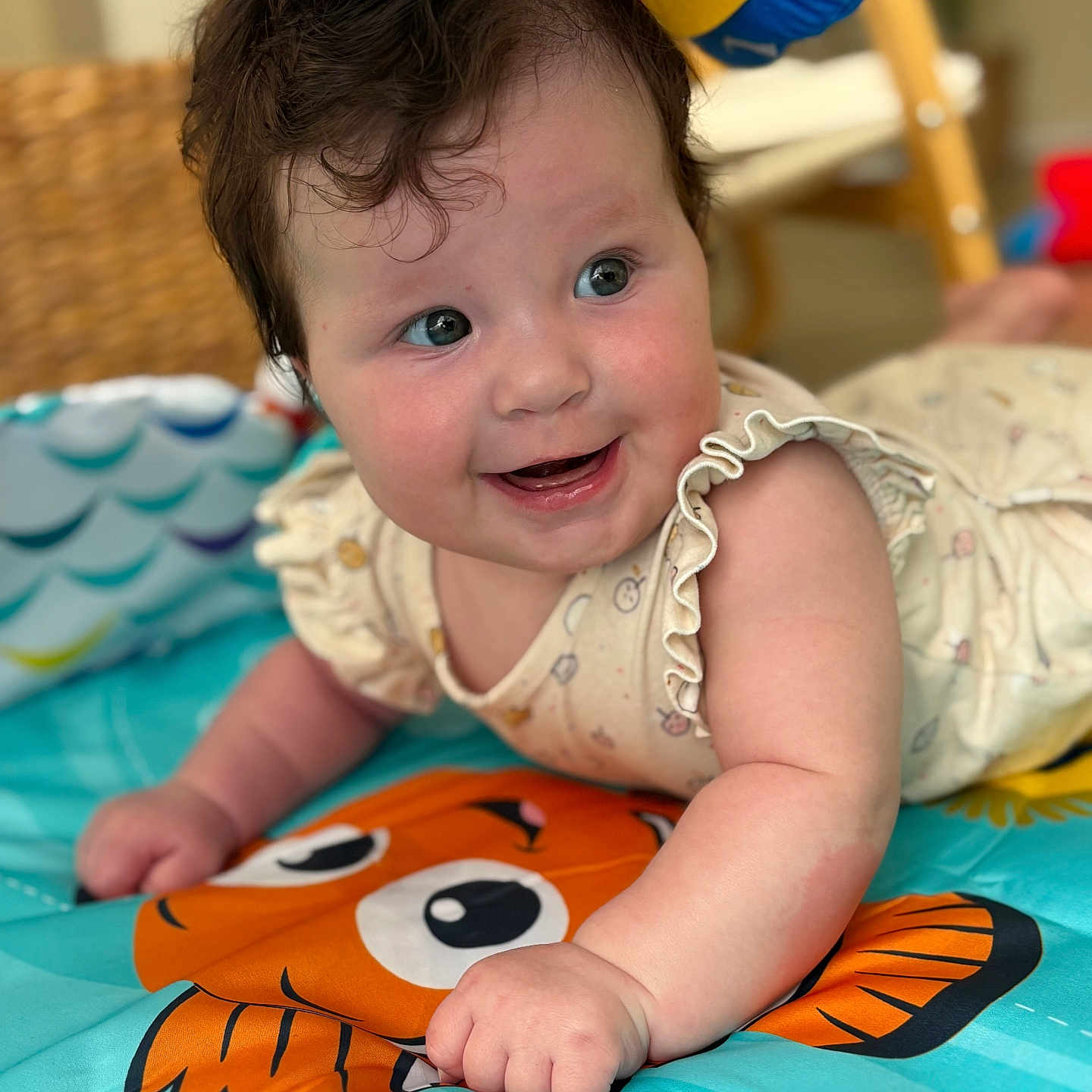 Jade participe au concours pour gagner de l'argent avec cette photo : baby, child, closeup, clothing, colorful, crawling, curly_hair, cute, face, hand, happy, indoor, infant, orange_fish, patterned_outfit, play_mat, portrait, skin, smiling, soft_toys