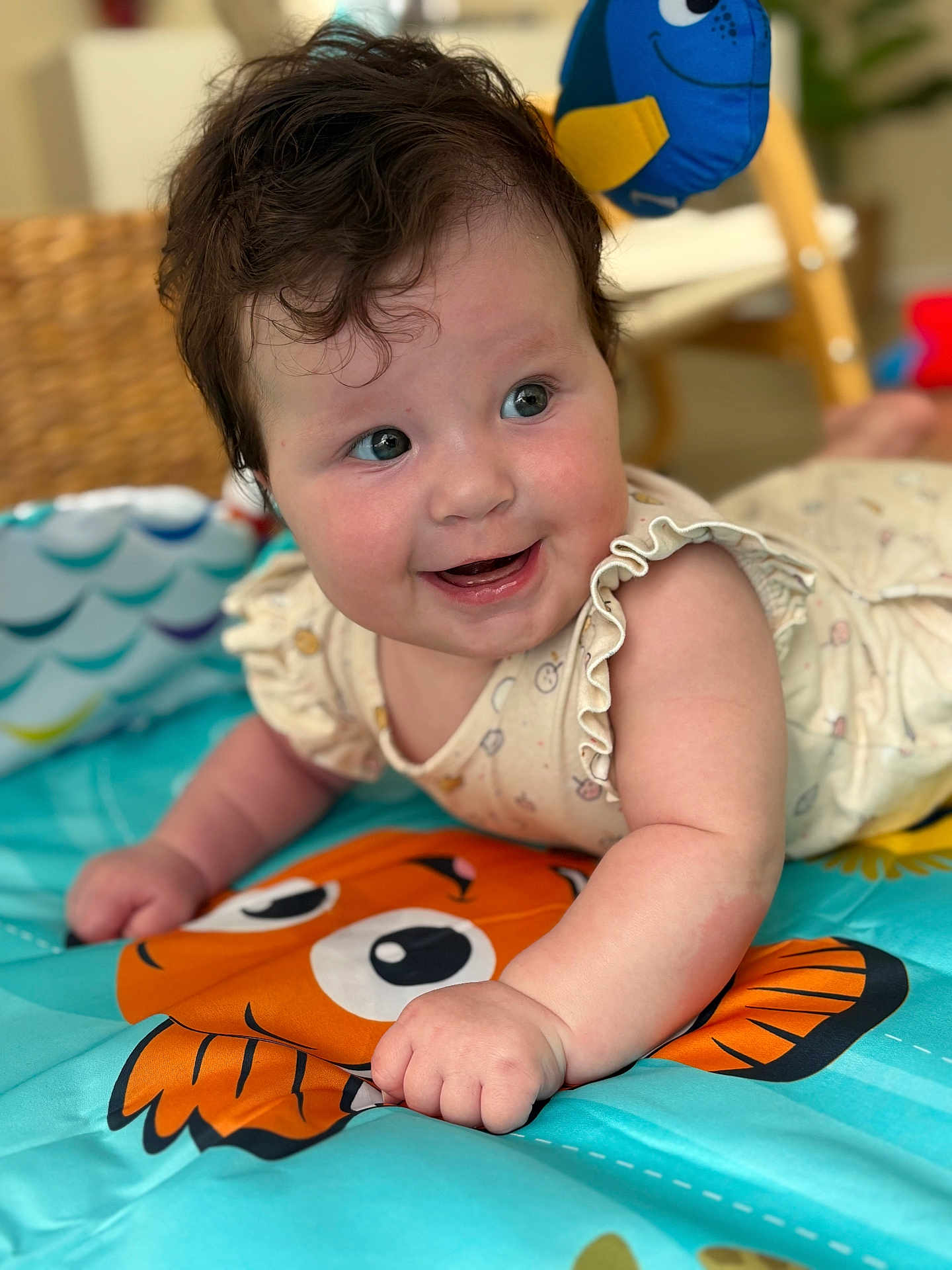 Jade participe au concours pour gagner de l'argent avec cette photo : baby, infant, smiling, curly_hair, play_mat, orange_fish, colorful, cute, happy, child, indoor, soft_toys, closeup, portrait, crawling, clothing, patterned_outfit, skin, hand, face