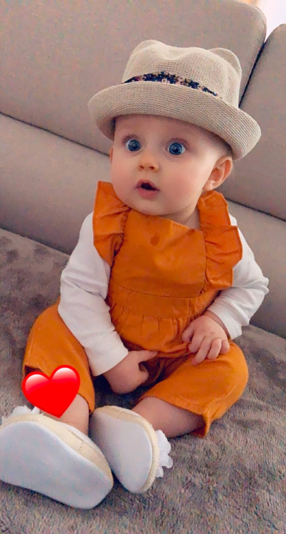 Emma participe au concours pour gagner de l'argent avec cette photo : baby, baby_toddler_clothing, beauty, cap, child, costume_hat, dress, hat, headgear, headwear, human_leg, knee, nose, orange, organ, person, skin, sleeve, sun_hat, surprise