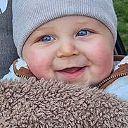 Faustine Morel a rejoint le concours — aidez-le/la à gagner de superbes lots ! baby, child, face, smile, blue_eyes, hat, beanie, blanket, cozy, outdoor, cheeks, warm_clothing, closeup, infant, happy, portrait, fur_texture, zipped_jacket, person, cute