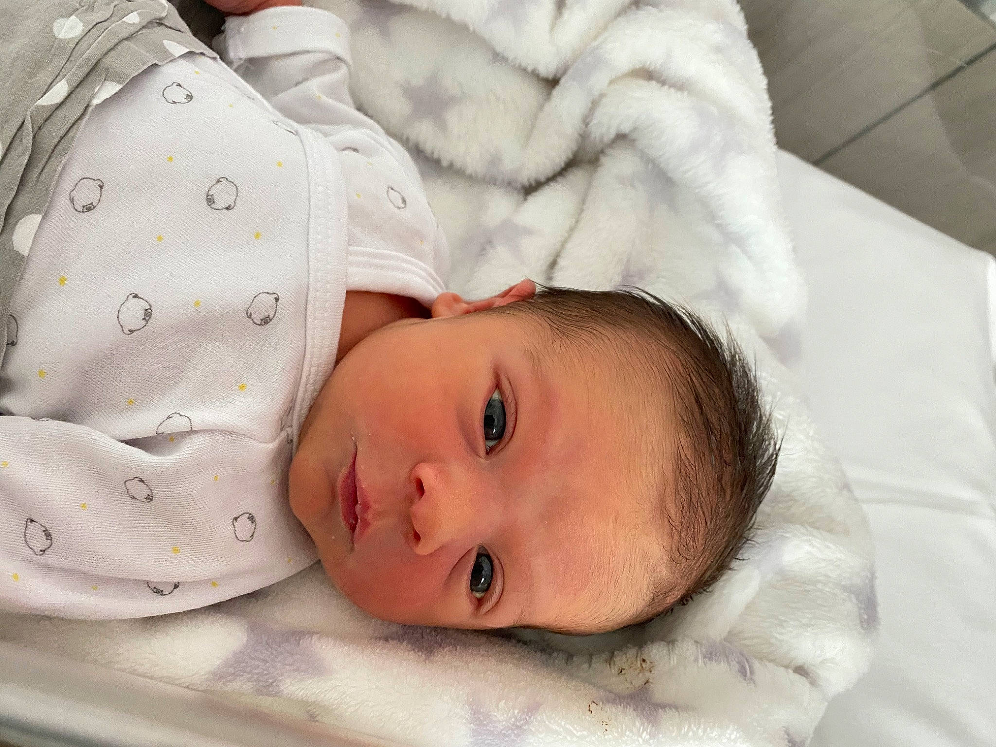 Soan a rejoint le concours — aidez-le/la à gagner de superbes lots ! baby, baby_products, baby_safety, baby_sleeping, baby_toddler_clothing, bedding, cheek, child, comfort, eye, eyelash, face, fur, head, linens, person, skin, sleeve, textile, toddler