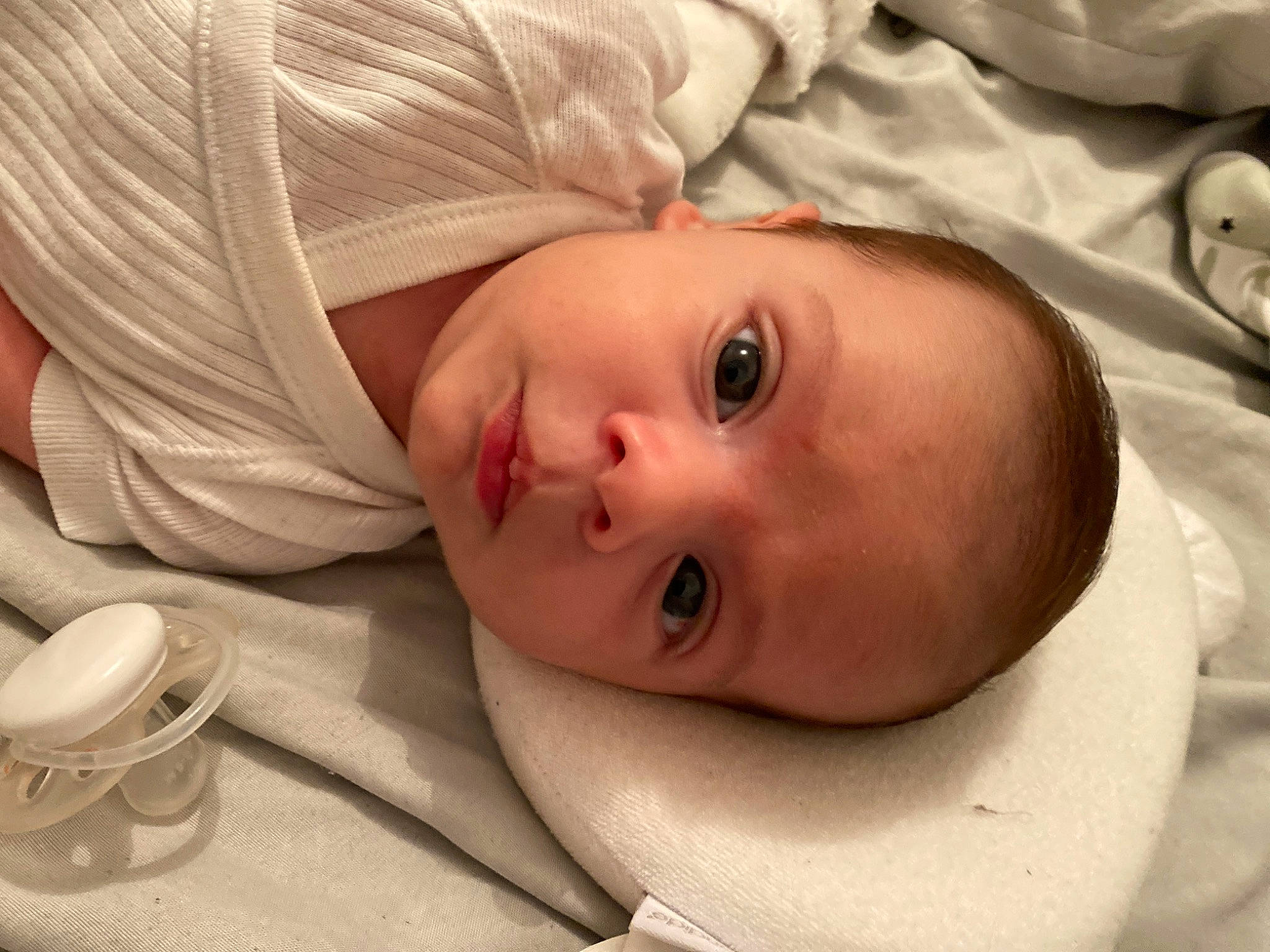 Soan a rejoint le concours — aidez-le/la à gagner de superbes lots ! baby, baby_toddler_clothing, cheek, child, comfort, eye, eyebrow, eyelash, happy, hat, iris, linens, lip, mouth, nose, person, serveware, skin, smile, tableware