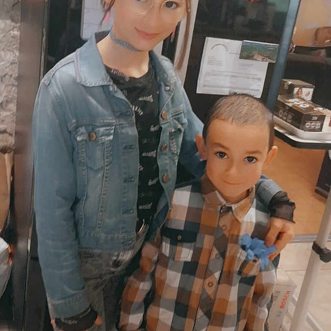 Leane participe au concours pour gagner de l'argent avec cette photo : belt, button, curious, denim, jacket, makeover, necklace, nose, picture_frame, pocket