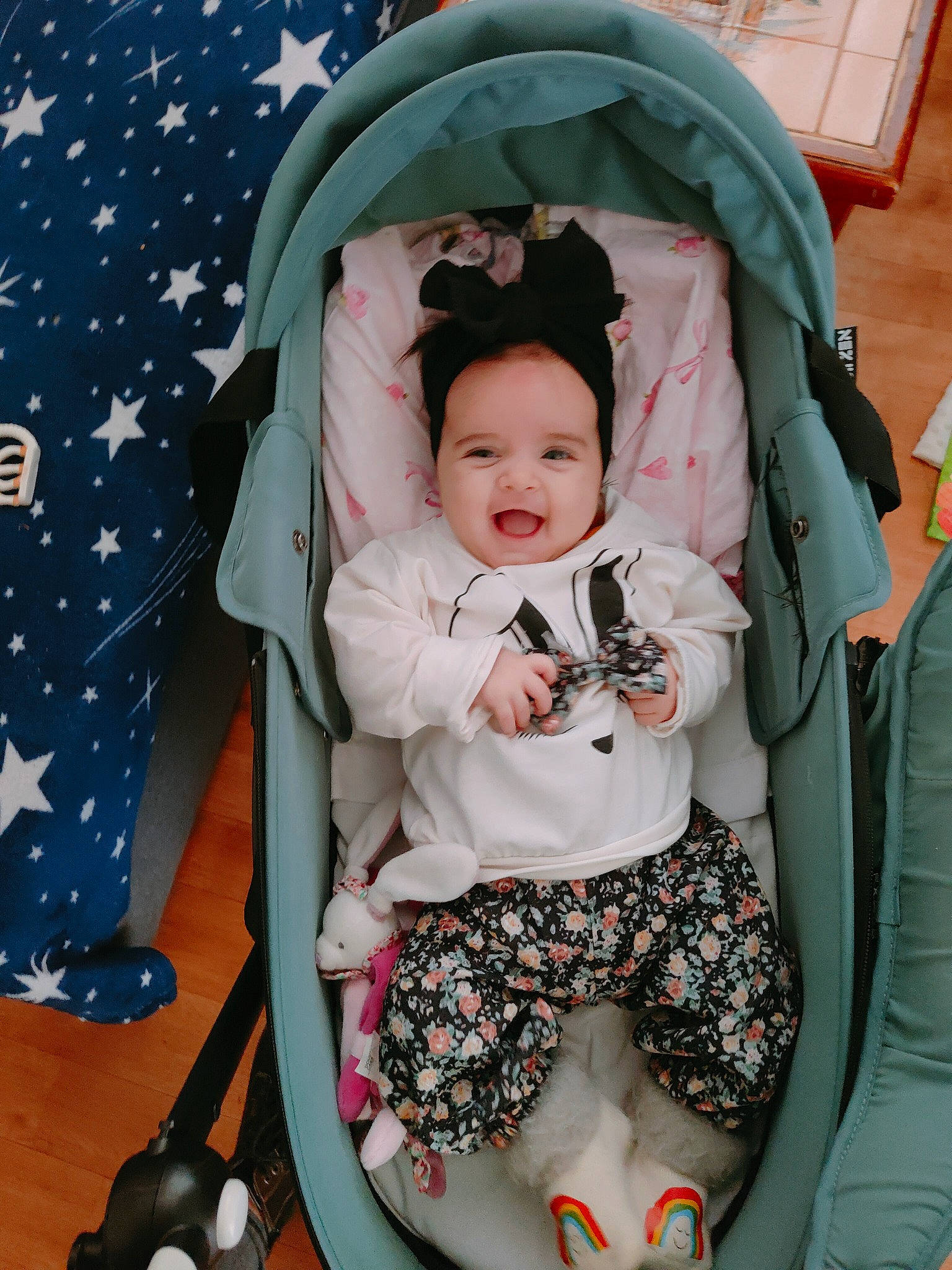 Emily participe au concours pour gagner de l'argent avec cette photo : baby, baby_carriage, baby_products, baby_safety, baby_toddler_clothing, black, cheek, child, comfort, fun, lap, pattern, person, product, sleeve, smile, sneakers, textile, thigh, toddler