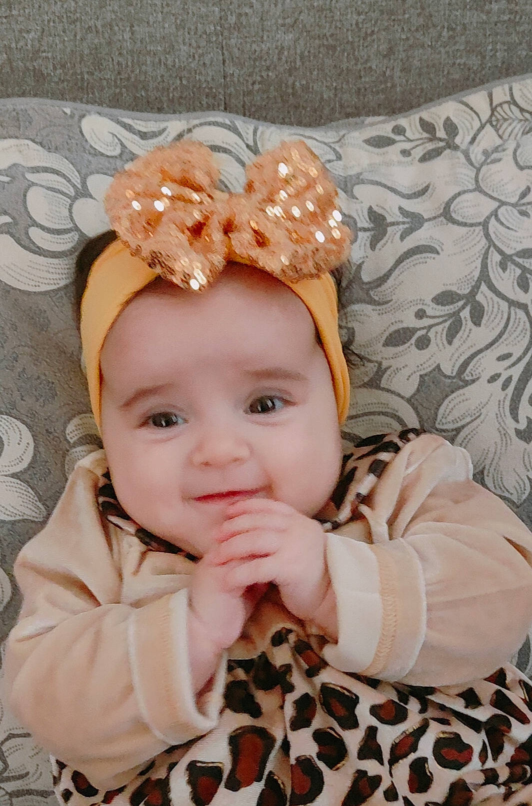 Emily a rejoint le concours — aidez-le/la à gagner de superbes lots ! baby, baby_toddler_clothing, brown_hair, cap, collar, comfort, costume_hat, fashion_accessory, hair_accessory, head, headband, headgear, headpiece, headwear, pattern, peach, person, pink, skin, sleeve