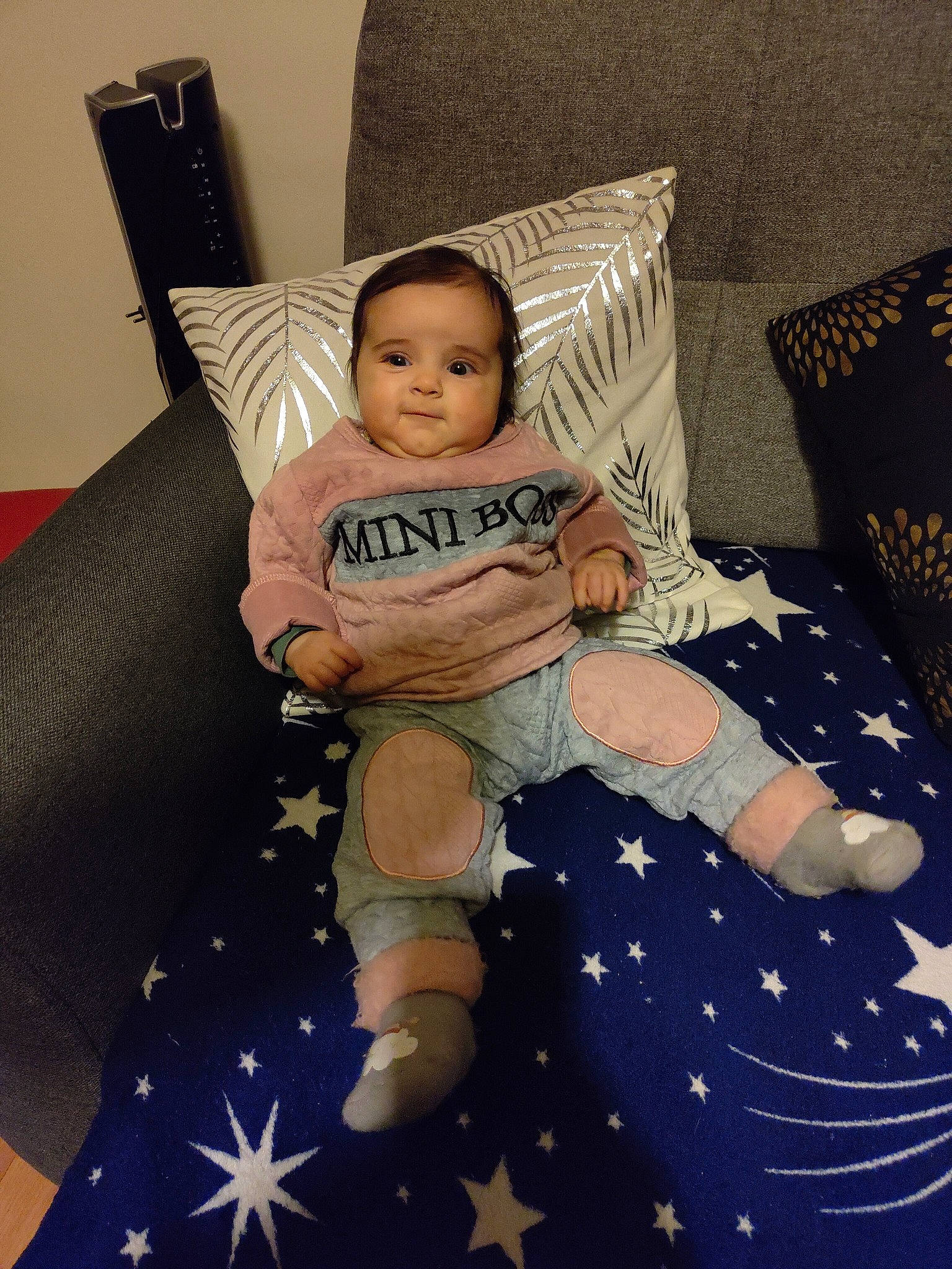 Emily a rejoint le concours — aidez-le/la à gagner de superbes lots ! baby, baby_toddler_clothing, child, comfort, couch, fun, happy, lap, linens, living_room, pattern, person, pillow, product, room, sitting, sleeve, textile, thigh, throw_pillow