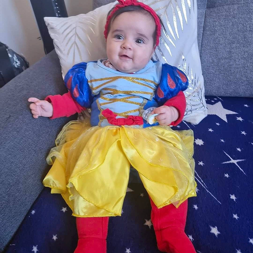 Emily a rejoint le concours — aidez-le/la à gagner de superbes lots ! baby, baby_products, baby_toddler_clothing, cheek, child, comfort, electric_blue, eye, fun, hairstyle, happy, head, human_body, lap, person, sitting, sleeve, smile, t_shirt, textile