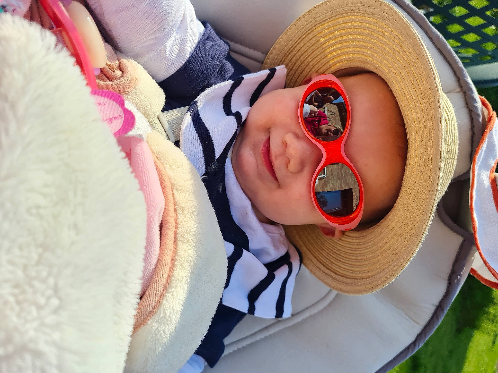 Lya participe au concours pour gagner de l'argent avec cette photo : baby, baby_products, baby_toddler_clothing, cap, child, comfort, event, eyewear, fashion_accessory, fedora, fun, glasses, goggles, hat, headwear, person, personal_protective_equipment, smile, sun_hat, sunglasses