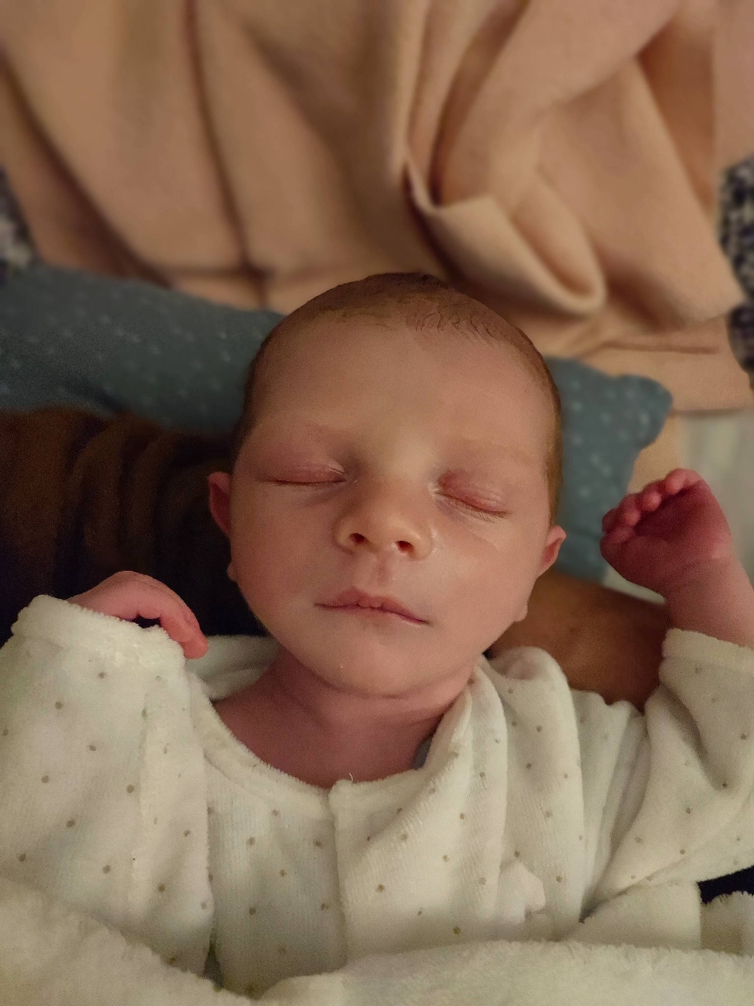 Ulysse a rejoint le concours — aidez-le/la à gagner de superbes lots ! baby, baby_sleeping, baby_toddler_clothing, cheek, chin, comfort, eyebrow, face, finger, gesture, hand, happy, head, iris, linens, lip, nose, person, skin, sleeve