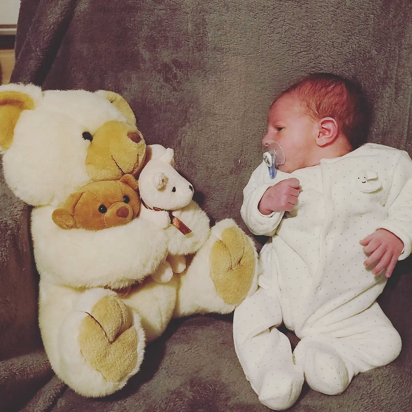 Ulysse participe au concours pour gagner de l'argent avec cette photo : baby, baby_sleeping, baby_toddler_clothing, baby_toys, cheek, child, comfort, fur, happy, mammal, nose, person, plush, room, skin, stuffed_toy, teddy_bear, textile, toddler, toy