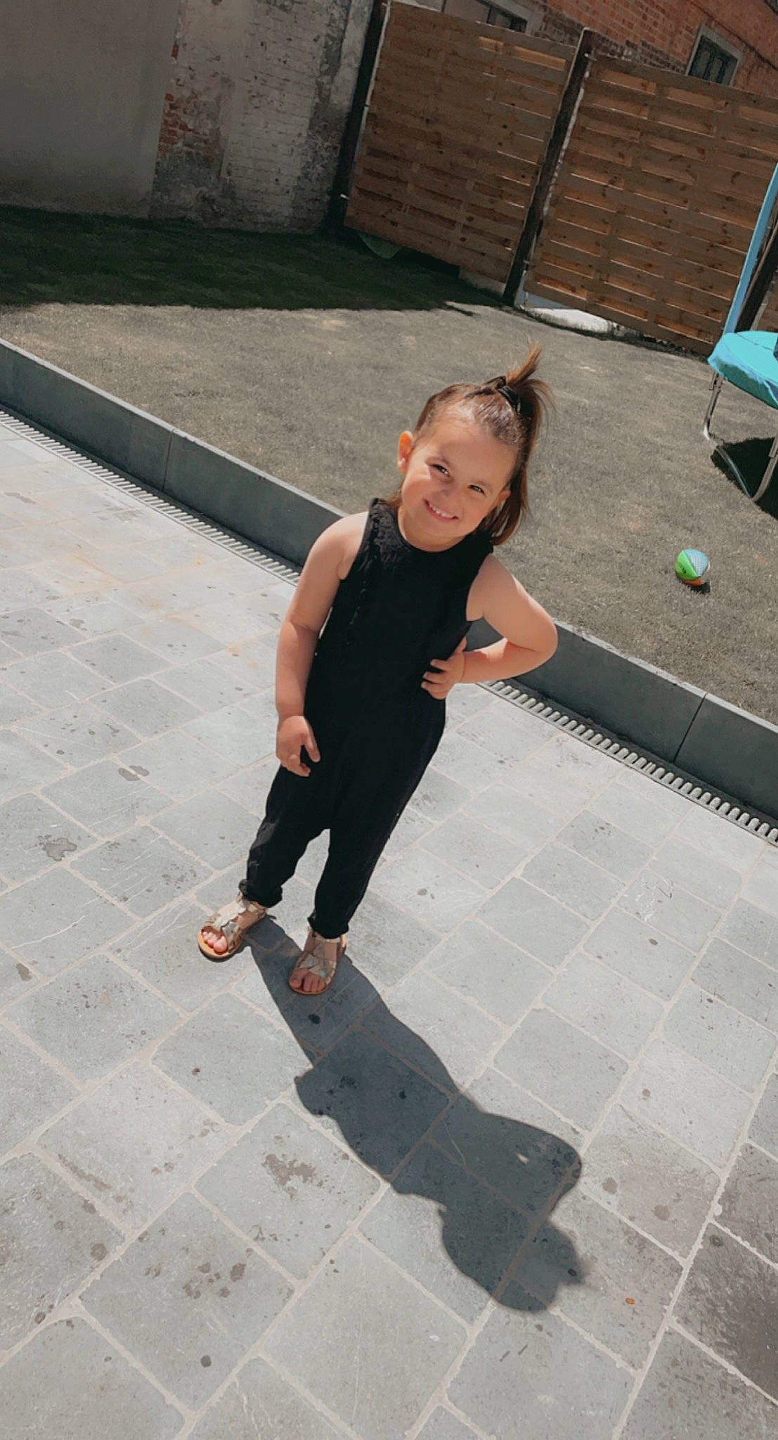 Lyana a rejoint le concours — aidez-le/la à gagner de superbes lots ! asphalt, event, flash_photography, floor, flooring, foot, fun, human_leg, joint, joy, leg, leisure, pedestrian, person, recreation, road, road_surface, sidewalk, street, street_fashion