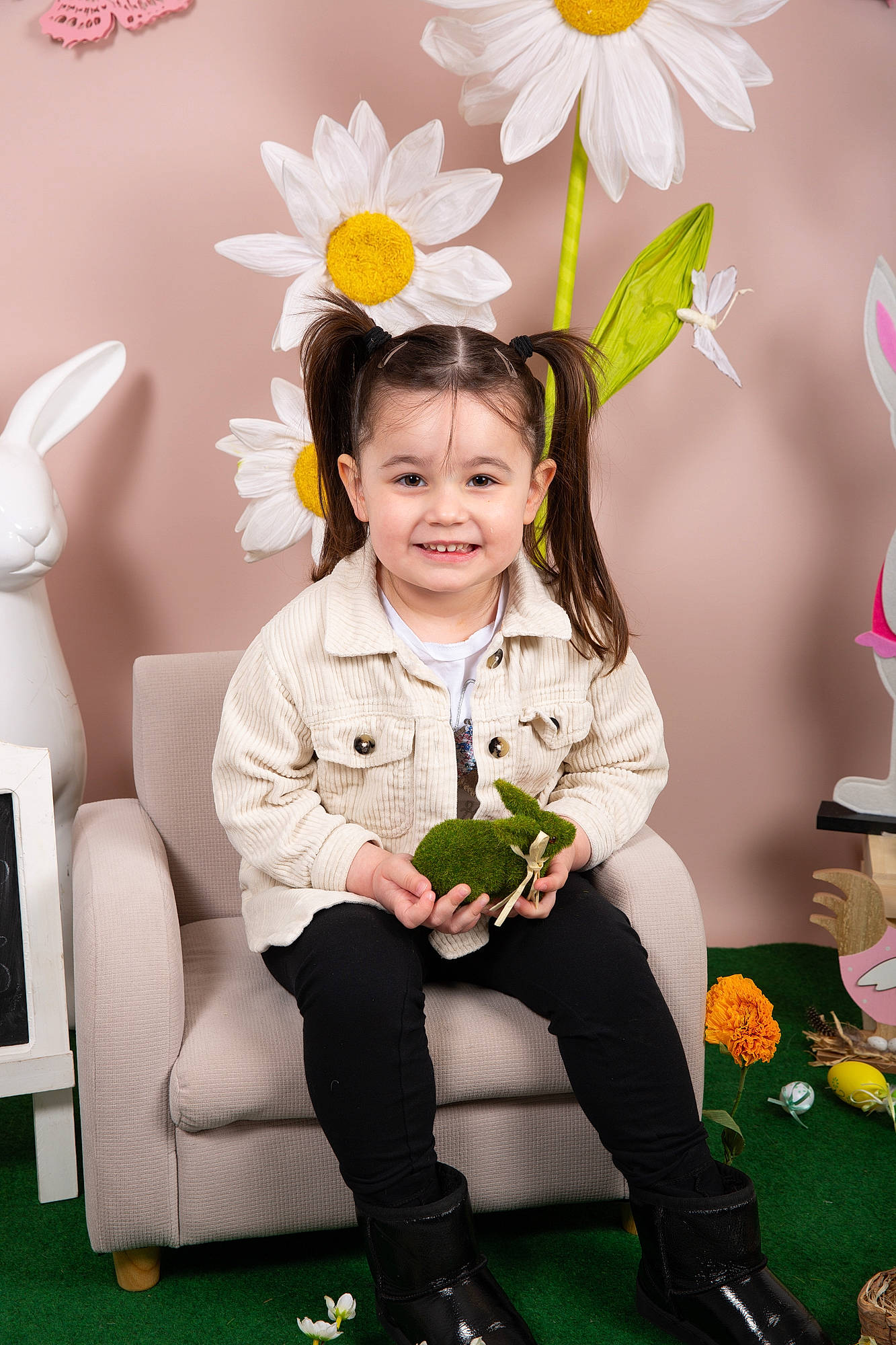 Lyana a rejoint le concours — aidez-le/la à gagner de superbes lots ! beauty, child, facial_expression, flower, grass, green, happy, headpiece, joy, person, petal, pink, plant, product, room, sitting, sleeve, smile, spring, toddler