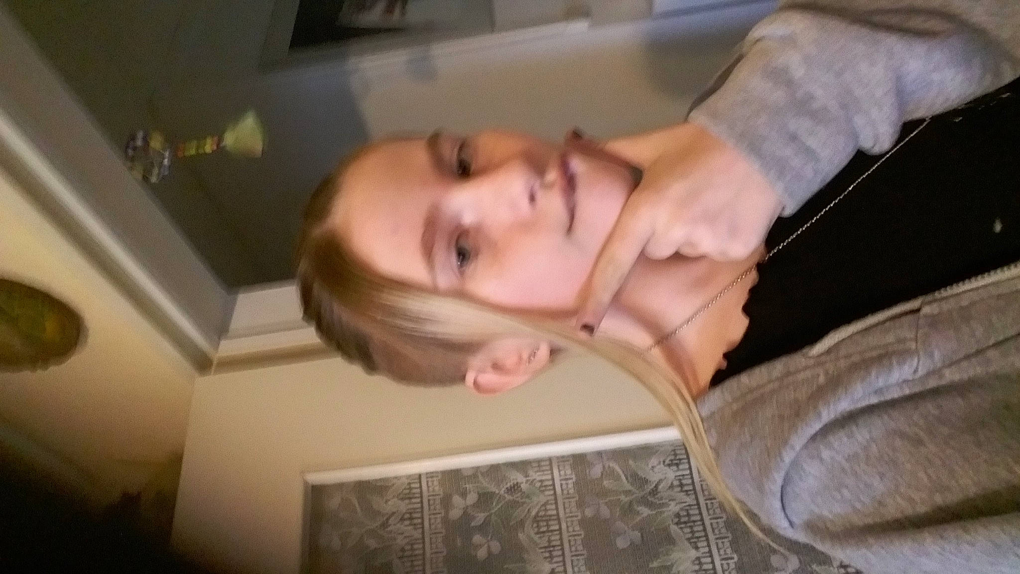 Morgane participe au concours pour gagner de l'argent avec cette photo : arm, chest, chin, comfort, elbow, eyelash, finger, flooring, gesture, hand, hardwood, human_leg, jaw, neck, nose, person, room, smile, toddler, wood