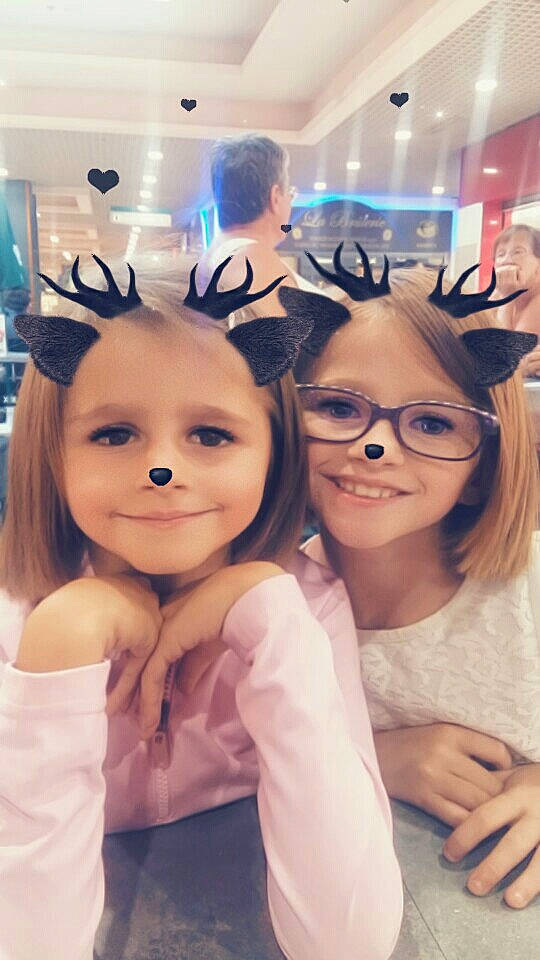 Ophélie participe au concours pour gagner de l'argent avec cette photo : blurred, cool, eyebrow, eyelash, eyewear, face, facial_expression, fashion, flash_photography, gesture, hair, happy, head, human, interaction, iris, joy, person, product, purple