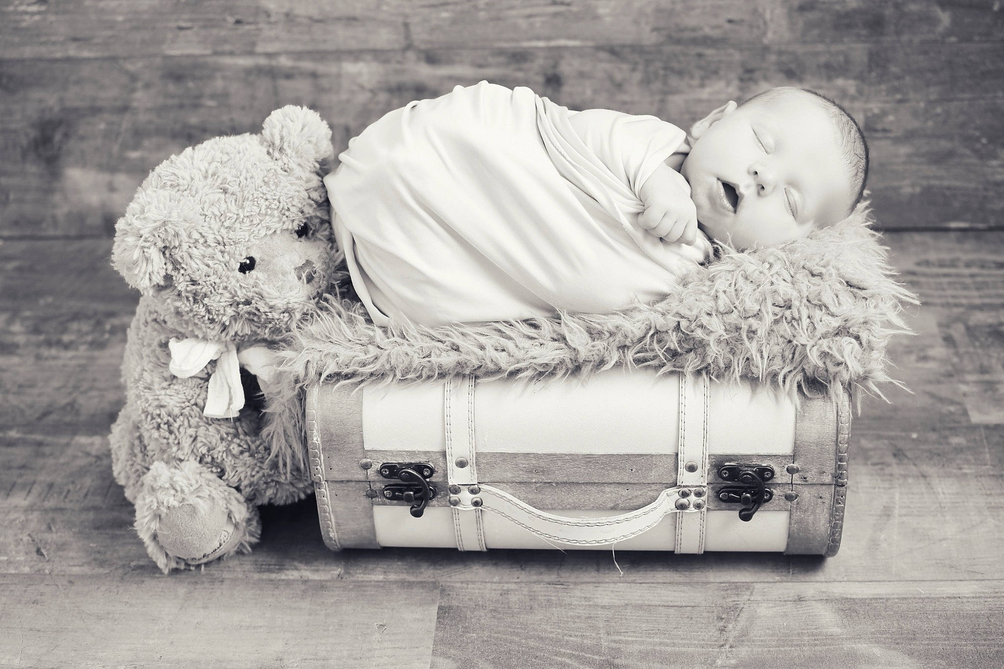 Charli participe au concours pour gagner de l'argent avec cette photo : art, baby, baby_sleeping, bag, black, black_and_white, comfort, flash_photography, grass, grey, happy, headgear, mammal, person, style, teddy_bear, textile, toddler, toy, vertebrate