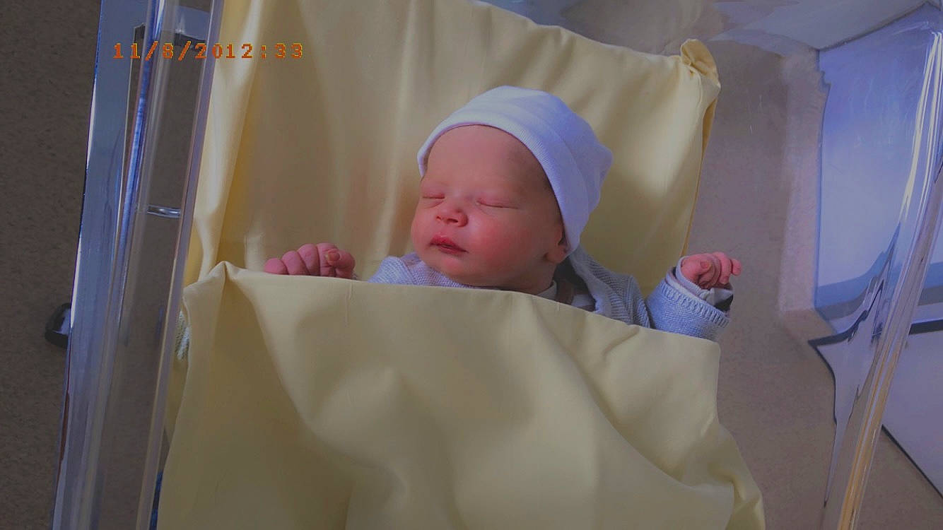 Léo participe au concours pour gagner de l'argent avec cette photo : baby, baby_products, baby_safety, baby_sleeping, baby_toddler_clothing, bedtime, cheek, child, comfort, event, hat, headgear, hospital, linens, mouth, person, product, room, skin, textile