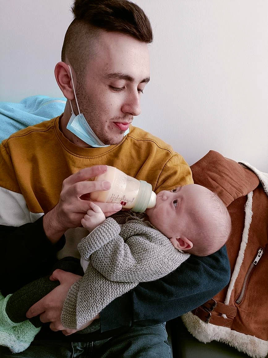 Swan a rejoint le concours — aidez-le/la à gagner de superbes lots ! baby, baby_products, cheek, child, comfort, couch, event, finger, formal_wear, fur, gesture, grass, hairstyle, happy, head, jewellery, person, portrait_photography, sitting, thumb