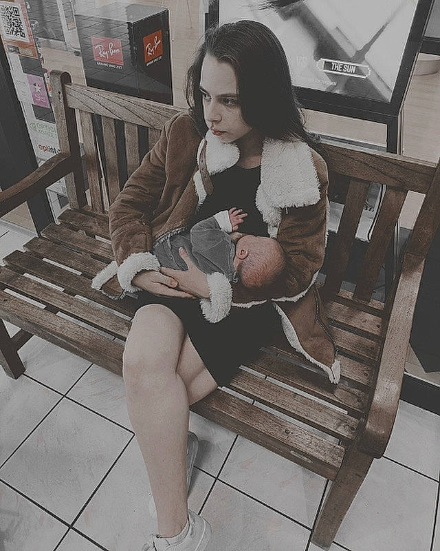 Swan a rejoint le concours — aidez-le/la à gagner de superbes lots ! bench, black_hair, brown_hair, comfort, eyewear, fashion_design, flooring, foot, human_leg, knee, lap, leg, leisure, outdoor_furniture, person, sandal, shoe, sitting, thigh, waist