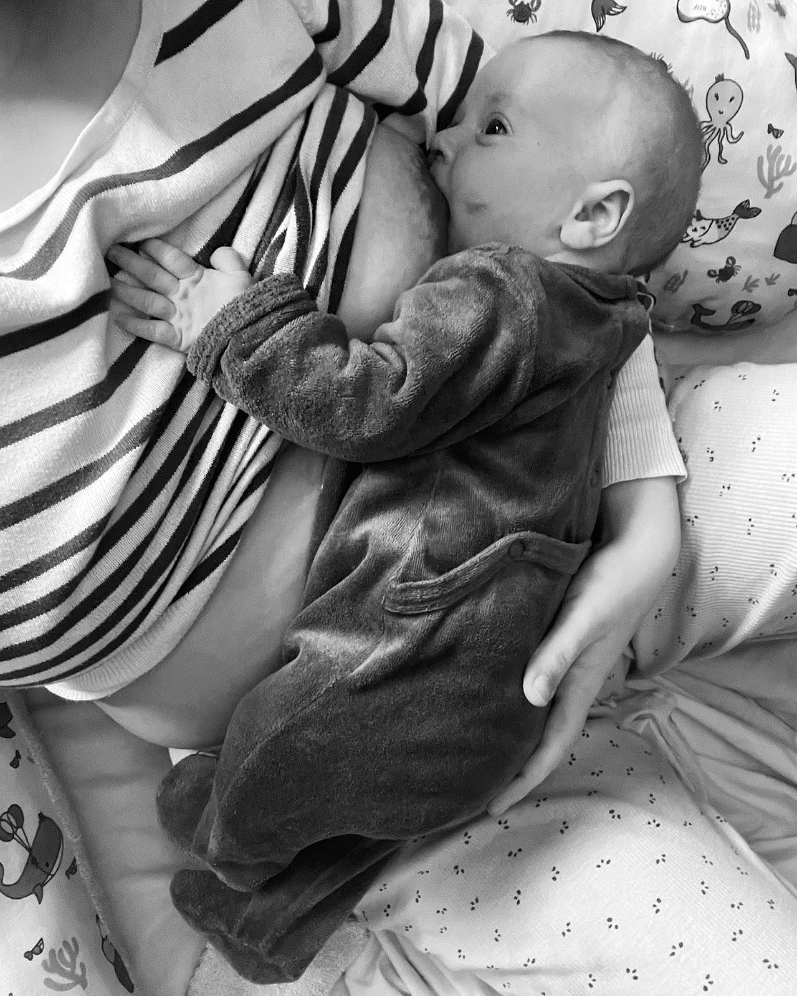 Swan participe au concours pour gagner de l'argent avec cette photo : arm, baby, beauty, black, black_and_white, child, comfort, fun, gesture, hairstyle, hand, happy, human, leg, monochrome, monochrome_photography, photograph, style, toddler, white