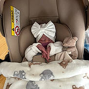 Elisa participe au concours pour gagner de l'argent avec cette photo : newborn, baby, car_seat, blanket, teddy_bear, headband, sleeping, infant, pacifier, cozy, cute, soft_toy, child, wrapped, indoors, safety, adorable, resting, comfort, wearing