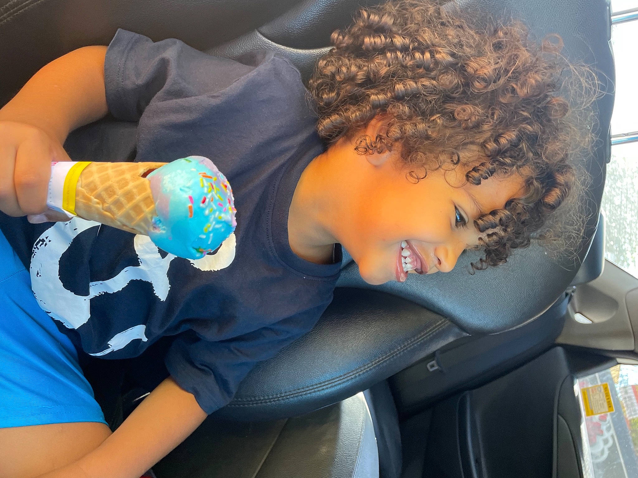 Helder a rejoint le concours — aidez-le/la à gagner de superbes lots ! arm, beard, cool, elbow, finger, gesture, glove, hand, headgear, human_body, joint, joy, leg, person, personal_protective_equipment, plastic_bottle, skin, sunglasses, t_shirt, thigh