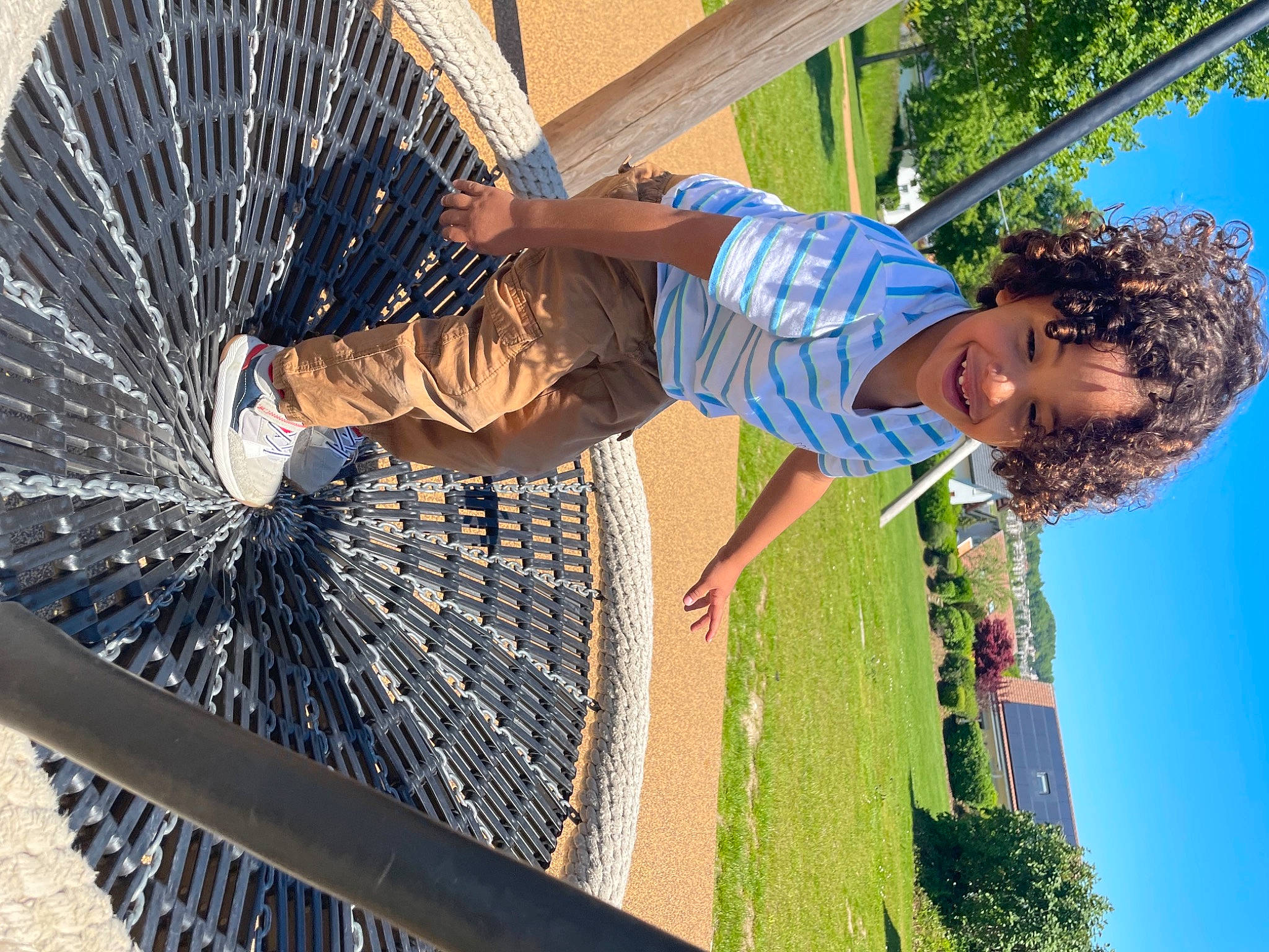 Helder a rejoint le concours — aidez-le/la à gagner de superbes lots ! automotive_tire, automotive_wheel_system, beauty, black, daytime, fun, grass, hammock, happy, joy, leisure, light, mesh, nature, net, people_in_nature, person, plant, recreation, sky