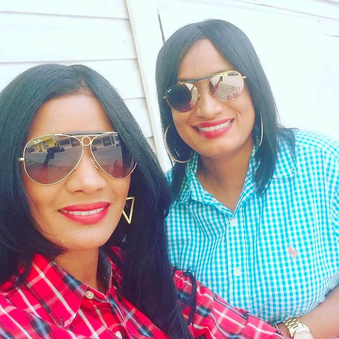 Helder participe au concours pour gagner de l'argent avec cette photo : cool, eyewear, facial_expression, fun, glasses, goggles, hairstyle, happy, human, joy, lip, outerwear, person, plaid, red, sleeve, smile, street_fashion, sunglasses, tartan