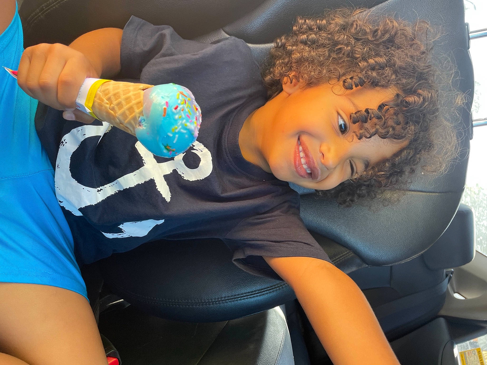 Helder a rejoint le concours — aidez-le/la à gagner de superbes lots ! bumper, car_seat, car_seat_cover, elbow, electric_blue, fun, happy, human_body, human_leg, joy, knee, leg, leisure, person, plastic_bottle, smile, steering_wheel, t_shirt, thigh, toddler