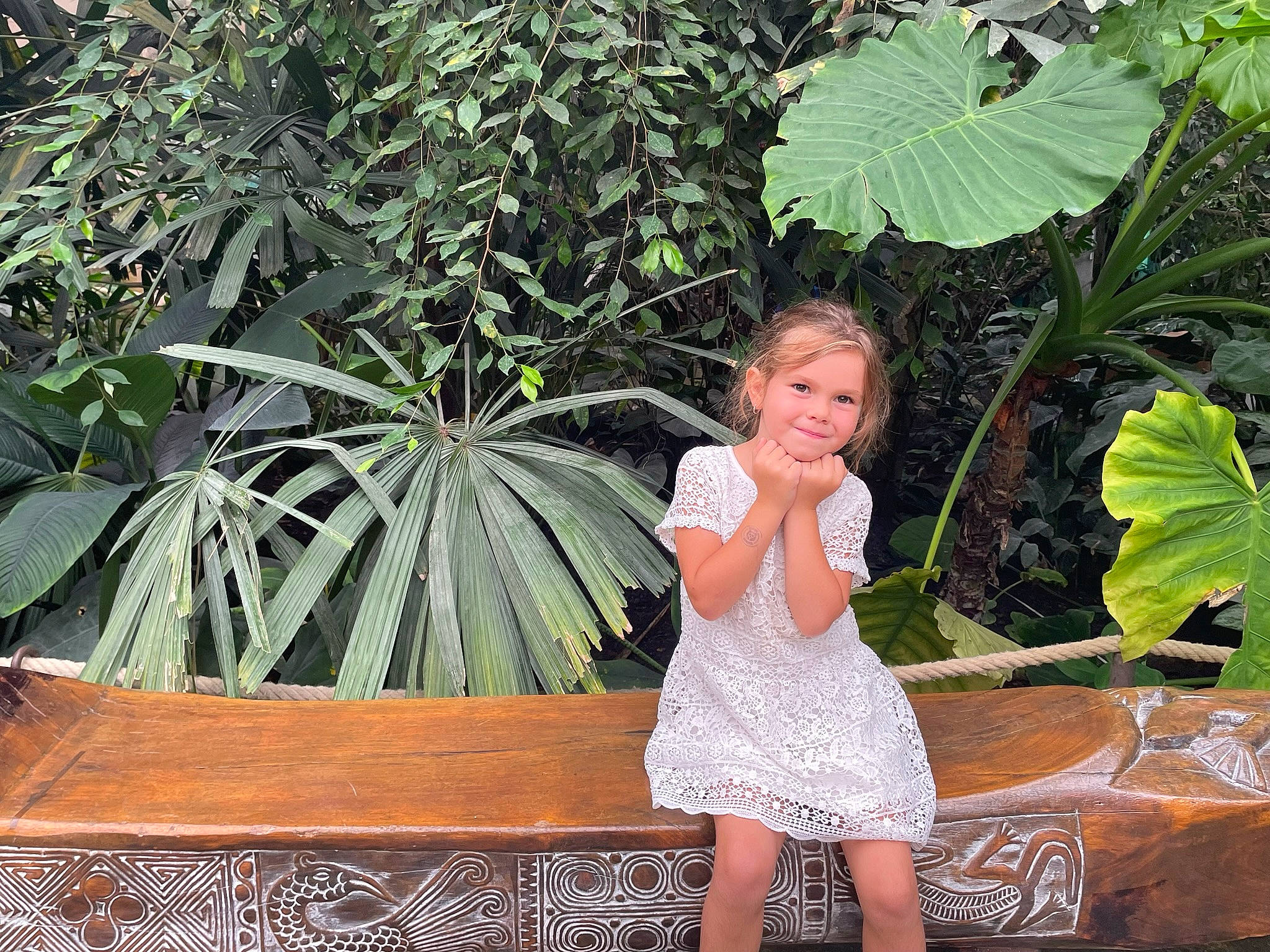 Mylla a rejoint le concours — aidez-le/la à gagner de superbes lots ! adaptation, arecales, botany, dress, garden, grass, hairstyle, happy, joy, jungle, leaf, leisure, nature, organ, people_in_nature, person, plant, shrub, smile, terrestrial_plant