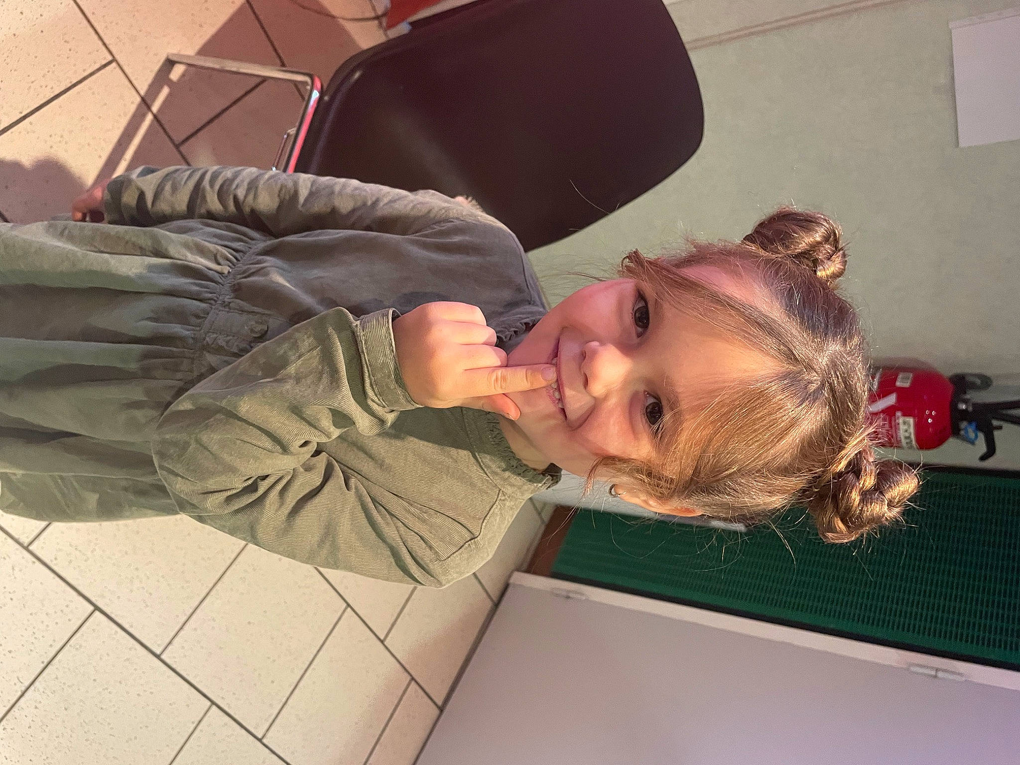 Mylla participe au concours pour gagner de l'argent avec cette photo : child, comfort, elbow, flooring, fun, happy, joy, person, smile