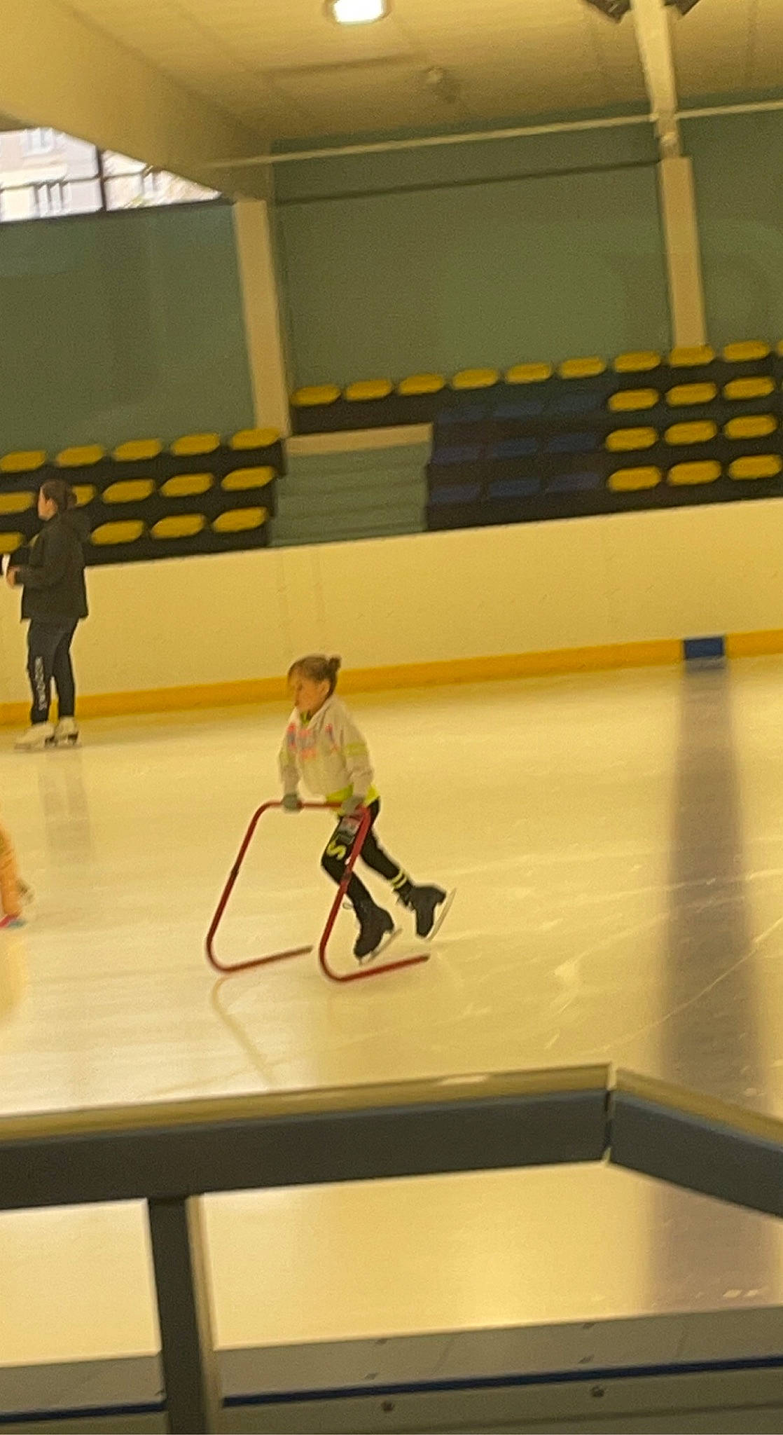 Mylla participe au concours pour gagner de l'argent avec cette photo : ball_game, competition_event, field_house, floor, flooring, fun, hardwood, hockey, ice_rink, ice_skating, leisure, person, player, recreation, skating, sports, sports_equipment, sportswear, team_sport, tournament