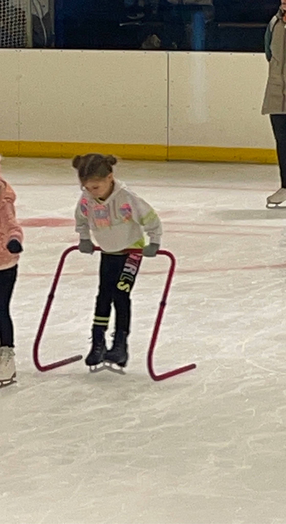 Mylla participe au concours pour gagner de l'argent avec cette photo : cleanliness, competition_event, composite_material, floor_hockey, flooring, hockey, ice_rink, knee, leisure, person, player, recreation, skating, sports, sports_equipment, sports_gear, sportswear, stick_and_ball_games, stick_and_ball_sports, team_sport