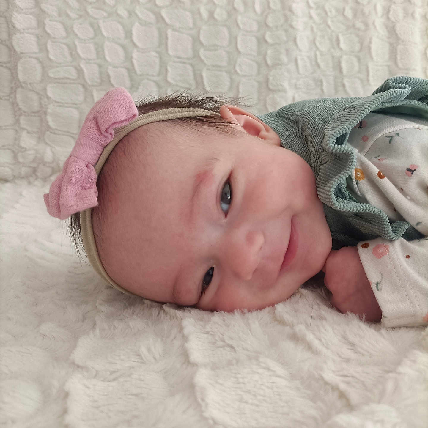 Violette a rejoint le concours — aidez-le/la à gagner de superbes lots ! adorable, baby, blanket, bow, child, closeup, comfort, cozy, cute, face, green_outfit, headband, indoors, infant, lying_down, portrait, skin, sleepy_eyes, smile, soft_texture