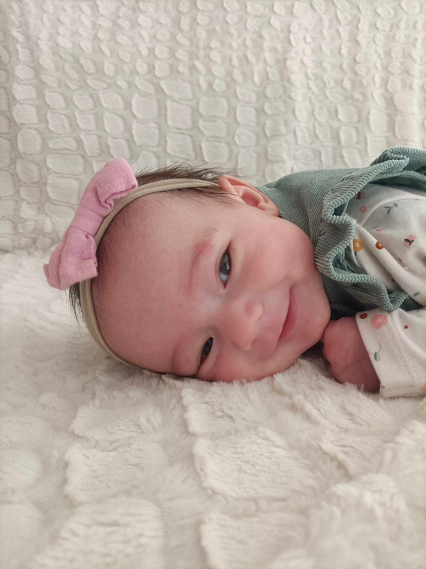 Violette a rejoint le concours — aidez-le/la à gagner de superbes lots ! baby, infant, smile, headband, bow, blanket, soft_texture, lying_down, cute, sleepy_eyes, green_outfit, closeup, face, skin, child, adorable, cozy, comfort, indoors, portrait