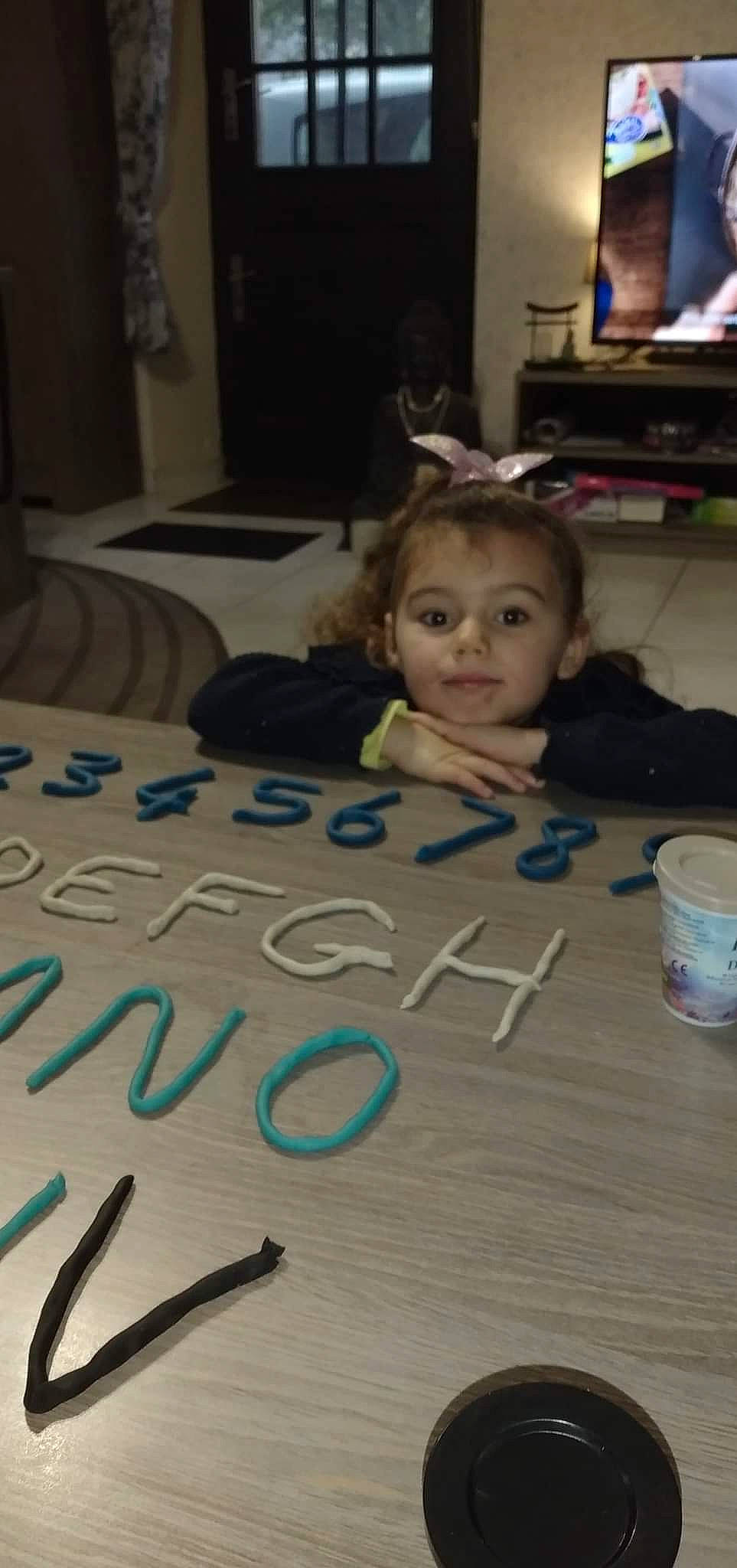 Lyna a rejoint le concours — aidez-le/la à gagner de superbes lots ! audio_equipment, baby, child, eyebrow, floor, flooring, font, fun, hardwood, home_appliance, linens, number, pattern, person, play, room, sitting, television, toddler, wood