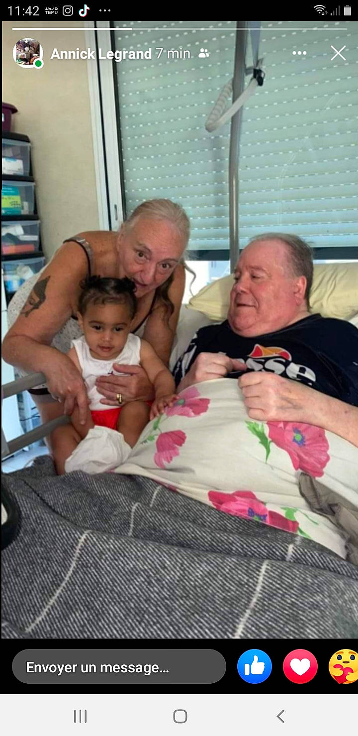 Lyna a rejoint le concours — aidez-le/la à gagner de superbes lots ! baby, bedding, bedroom, bookcase, child, comfort, event, fun, lap, leisure, linens, person, pillow, room, shelf, shorts, sitting, smile, t_shirt, thigh