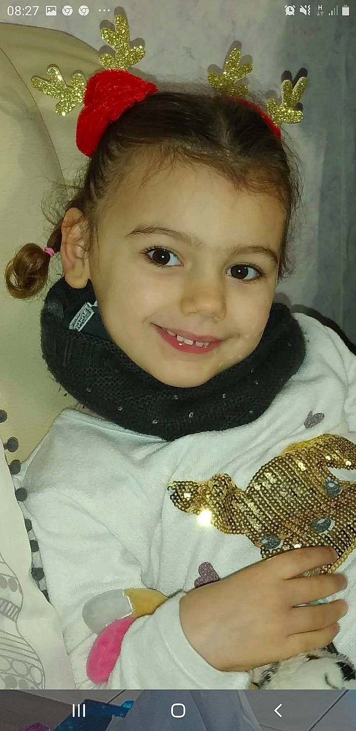 Lyna a rejoint le concours — aidez-le/la à gagner de superbes lots ! baby_toddler_clothing, cap, cheek, child, costume, costume_hat, eyelash, fashion_accessory, glove, happy, headgear, joy, pattern, person, personal_protective_equipment, sleeve, smile, toddler, wrist