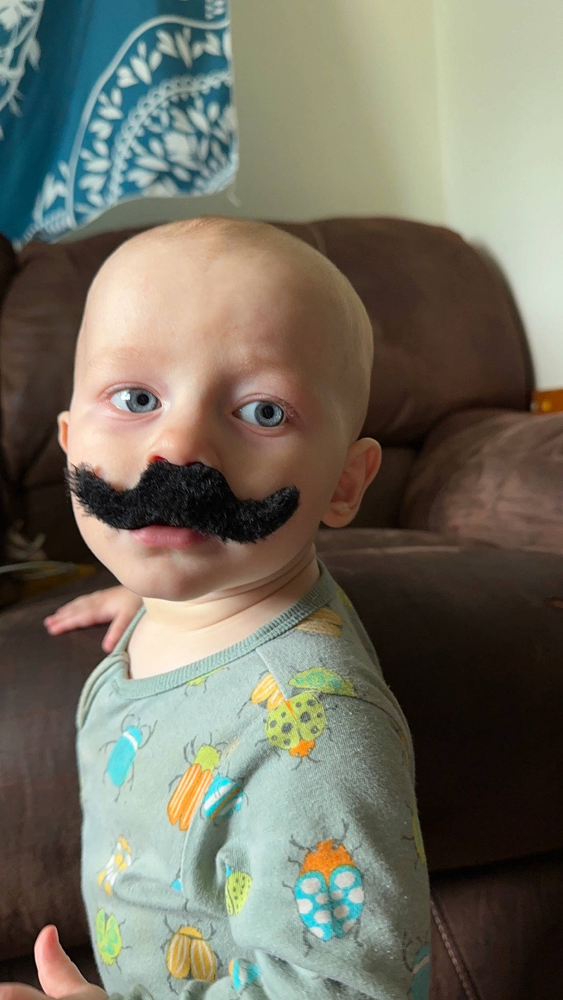 Kaisyn is registered to the contest to win money with this photo: beard, cheek, chin, eye, eyebrow, eyelash, forehead, goggles, hair, head, iris, jaw, lip, mouth, neck, nose, person, skin, sleeve, sunglasses