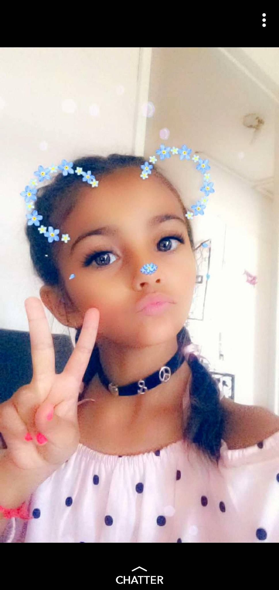 Jeanne participe au concours pour gagner de l'argent avec cette photo : beauty, black_hair, cheek, child, eyebrow, eyelash, face, fashion_accessory, forehead, gesture, hair, hair_accessory, head, headband, headgear, headpiece, lip, nose, person, skin