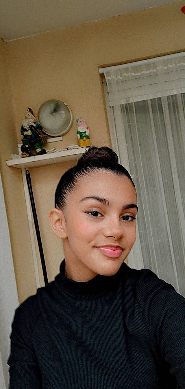 Jeanne a rejoint le concours — aidez-le/la à gagner de superbes lots ! beauty_salon, black_hair, buzz_cut, clock, crew_cut, curtain, ear, eyelash, fashion_design, flash_photography, forehead, hair_care, hair_coloring, jaw, joy, makeover, neck, person, personal_grooming, shoulder