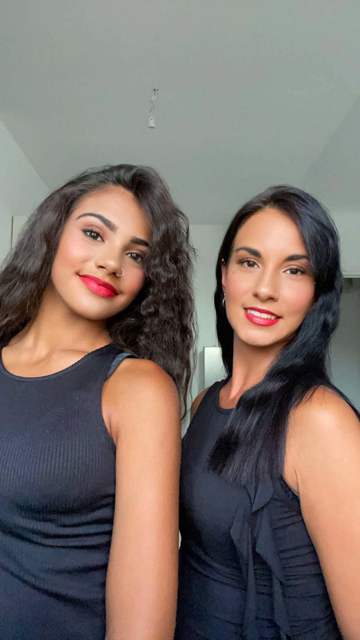 Jeanne a rejoint le concours — aidez-le/la à gagner de superbes lots ! arm, black_hair, chin, dress, eyebrow, eyelash, fashion_design, flash_photography, happy, joint, joy, lip, lipstick, makeover, muscle, neck, person, shoulder, skin, sleeve