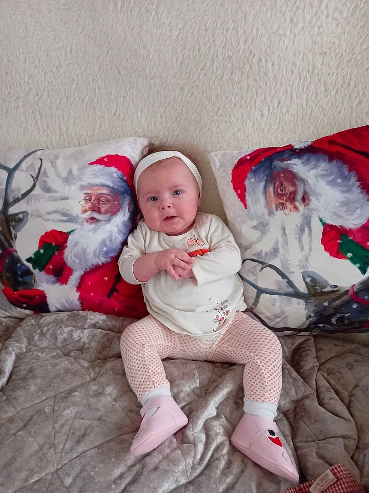 Camille a rejoint le concours — aidez-le/la à gagner de superbes lots ! baby, baby_toddler_clothing, cheek, child, christmas_ornament, comfort, costume_hat, event, eye, fictional_character, happy, hat, head, human_body, lap, leg, person, product, santa_claus, skin