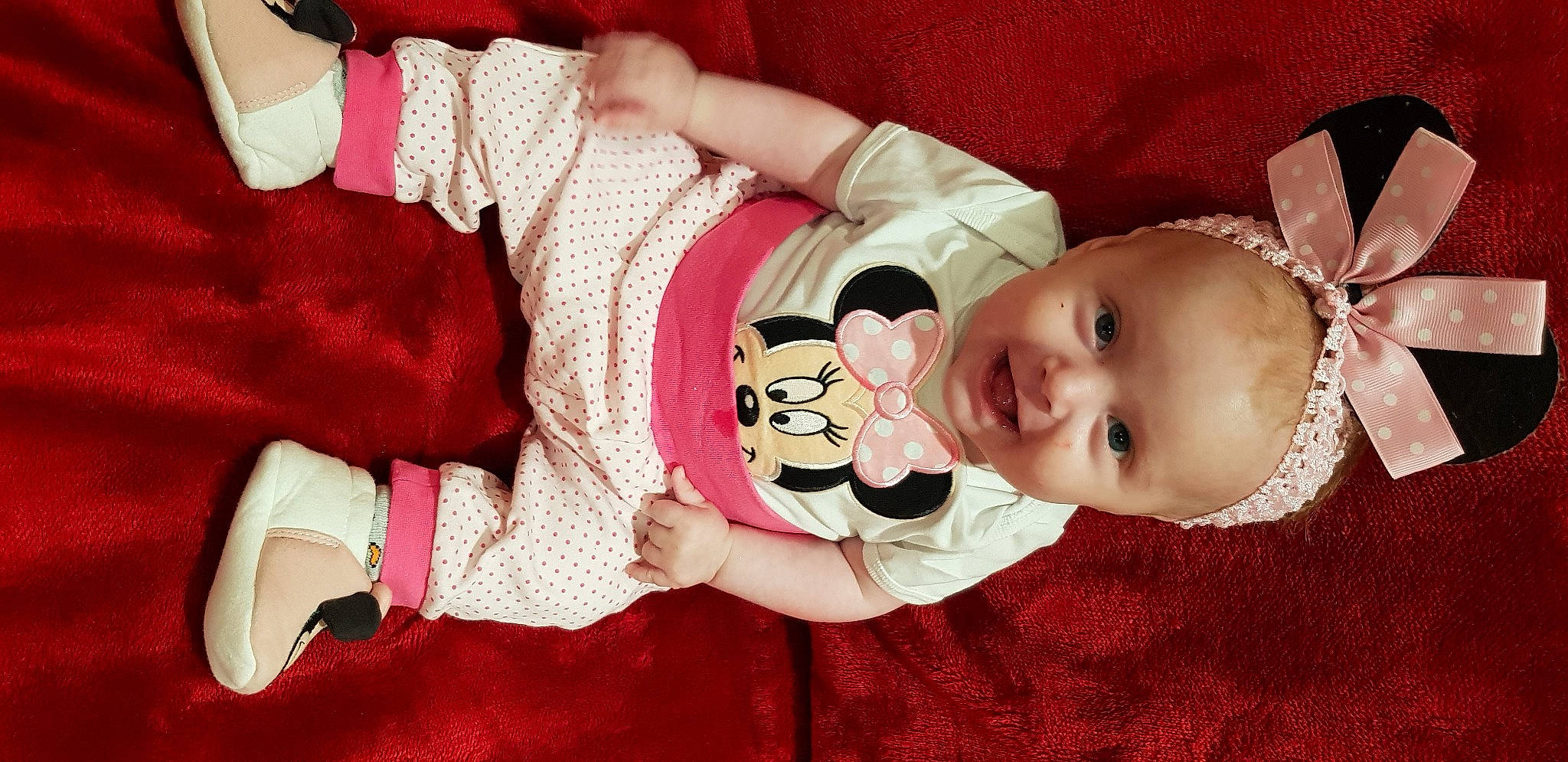 Camille participe au concours pour gagner de l'argent avec cette photo : arm, baby, baby_toddler_clothing, cheek, comfort, eye, eyelash, face, finger, hand, happy, head, human_body, mammal, person, pink, product, skin, sleeve, textile