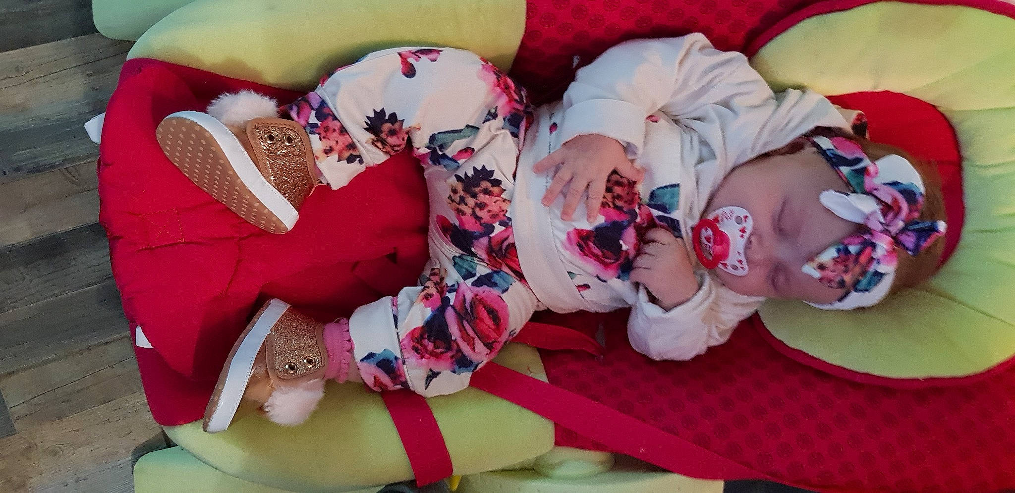 Camille participe au concours pour gagner de l'argent avec cette photo : baby, baby_products, baby_sleeping, baby_toddler_clothing, carmine, child, comfort, event, finger, happy, hat, headwear, leg, linens, pattern, person, pink, skin, sleeve, textile