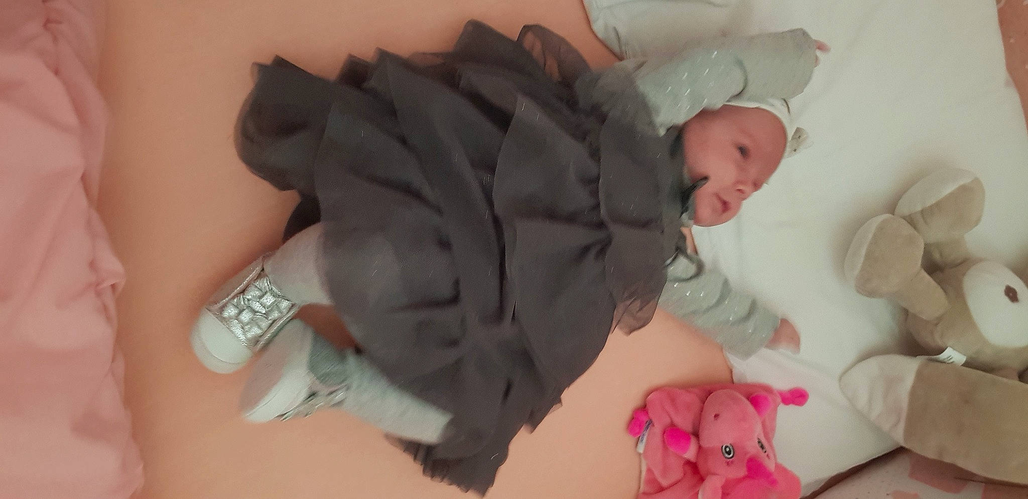 Camille participe au concours pour gagner de l'argent avec cette photo : baby, baby_products, baby_sleeping, baby_toddler_clothing, baby_toys, child, comfort, finger, gesture, jewellery, linens, magenta, person, personal_protective_equipment, pink, sleeve, stuffed_toy, thumb, toddler, toy