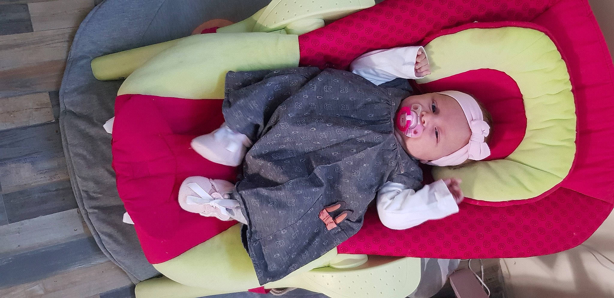 Camille a rejoint le concours — aidez-le/la à gagner de superbes lots ! baby, baby_products, baby_sleeping, baby_toddler_clothing, carmine, child, comfort, hat, headwear, human_body, lap, linens, magenta, nap, pattern, person, pink, sleeve, sock, textile