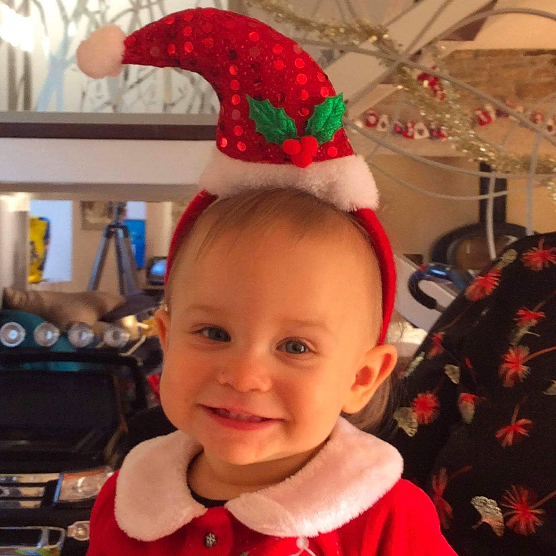 Nina a rejoint le concours — aidez-le/la à gagner de superbes lots ! baby_toddler_clothing, cap, child, christmas_eve, costume_hat, event, fashion_accessory, fictional_character, fun, happy, hat, holiday, joy, natural_material, party_hat, party_supply, person, pink, red, smile