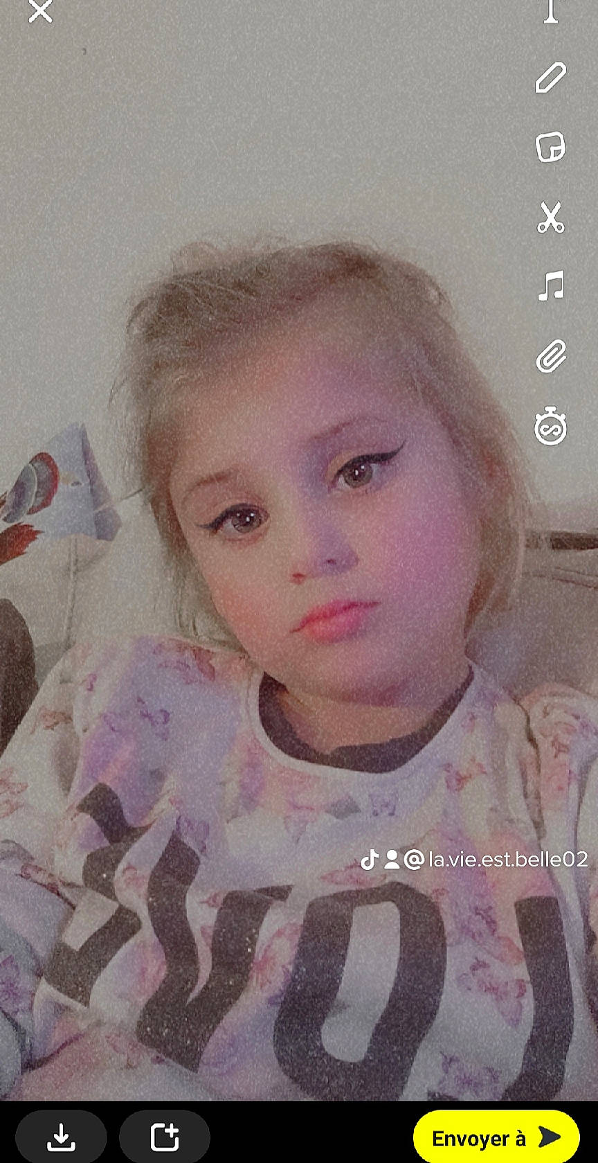 Angelina a rejoint le concours — aidez-le/la à gagner de superbes lots ! art, blond, brown_hair, cheek, chin, eyebrow, eyelash, forehead, hair, happy, illustration, iris, jaw, lip, nose, person, pink, sleeve, t_shirt, toddler